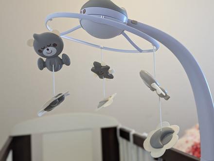 Kolotoč nad postieľku infantino,