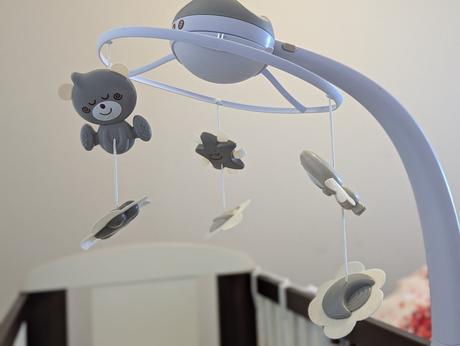 Kolotoč nad postieľku infantino,