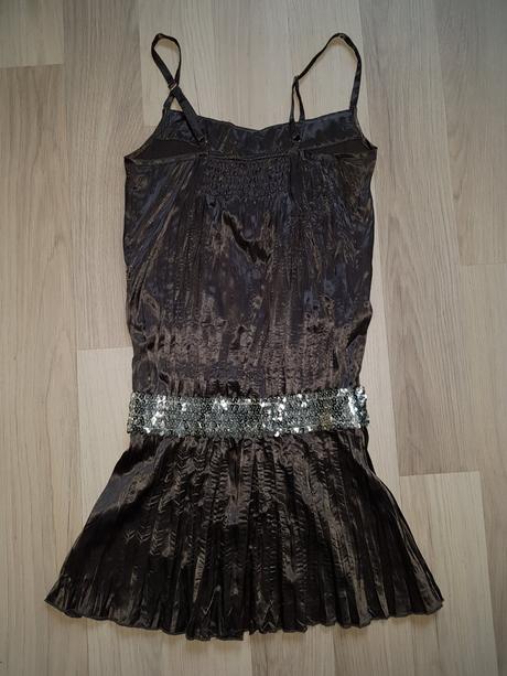 Saténové šaty, 146