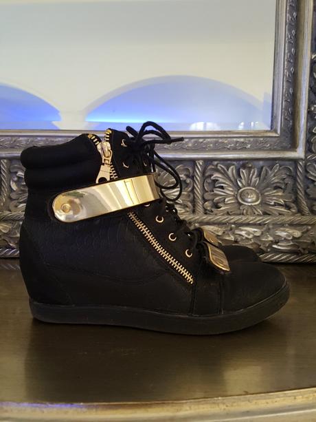 Kotnikove topanky so zlatymi ozdobami, 39