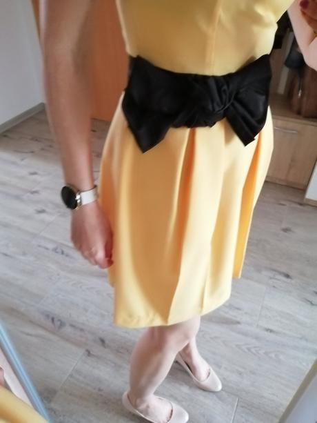 Žlté šaty s prekladanou suknou, 36