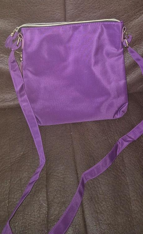 Fialová kabelka, 