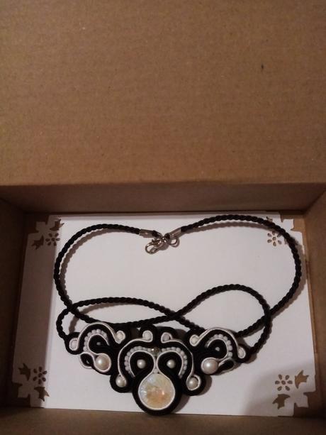 Sutaškový náhrdelník,