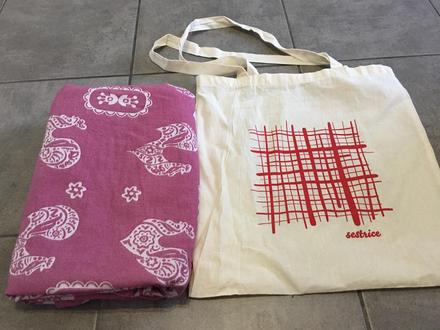 Nosiaca šatka - malinové kohútiky 5, sestrice