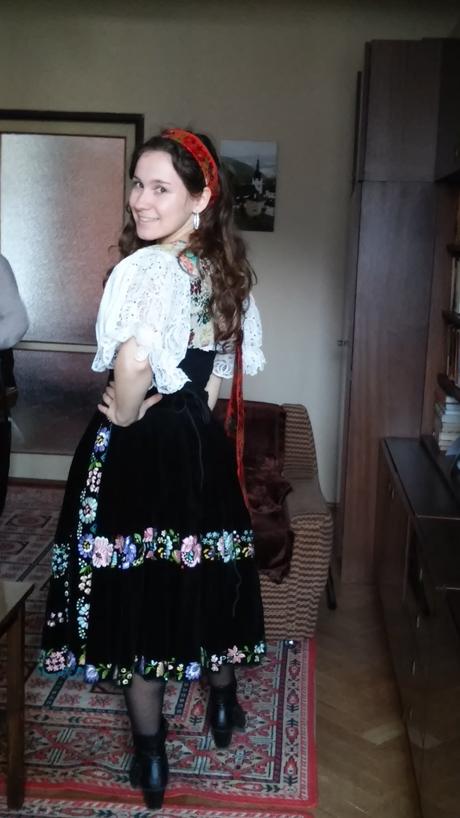 Rucne vysivany kroj zo zvolenskej slatiny, m