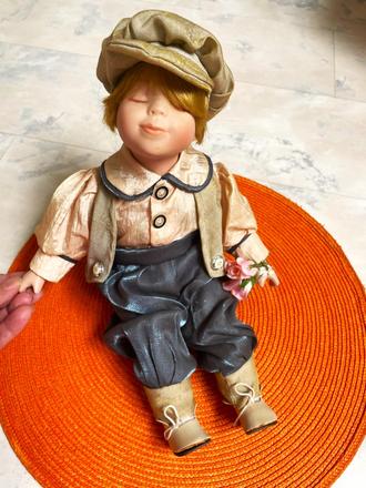 Starožitnosť - porcelánový chlapček, 