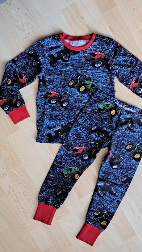 Pyžamo s traktormi 110/116, 110