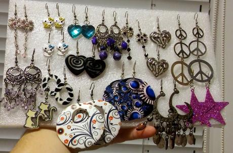 16 párov dlhých visiacich náušníc,