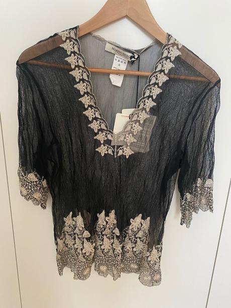 Transparentná blúzka s čiernym tielkom, s