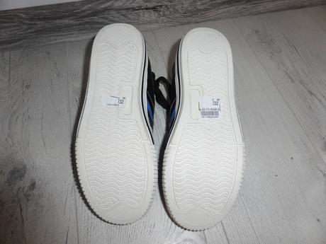 Nenosené tenisky boyz, 32