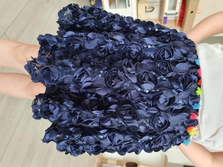 Tmavomodrá sukňa, 122