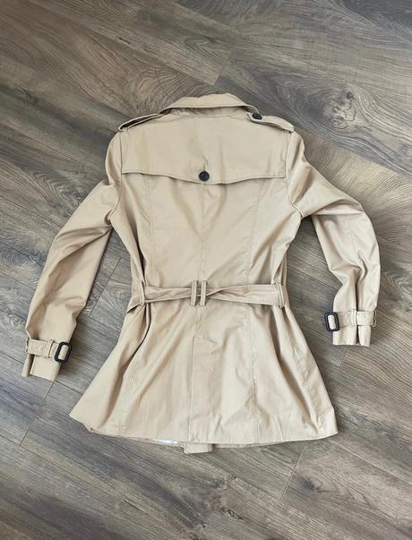 Ľahučký trenčkot, stradivarius,l