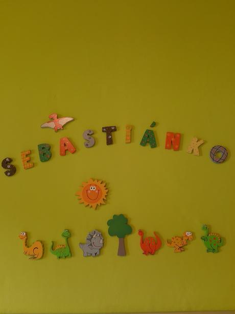 Drevené dekorácie na stenu dino svet,