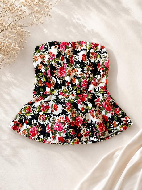 Kvetinový korzetový top s peplum strihom, s