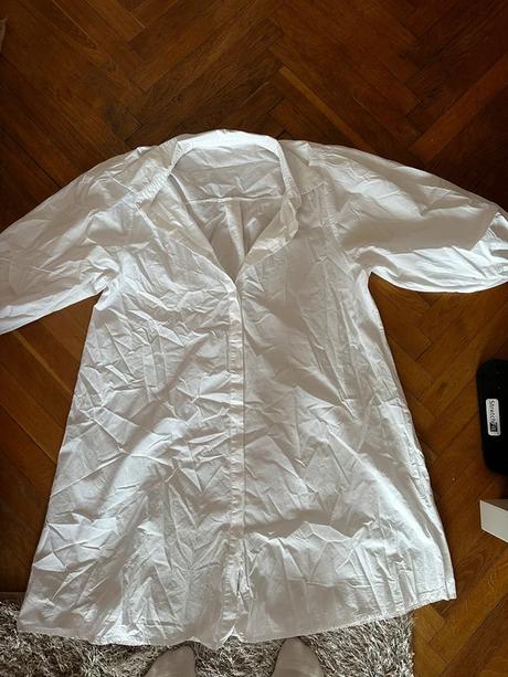 Dlha biela kosela s kratkym rukavom, 