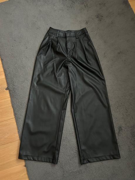 Koženkové nohavice, 32