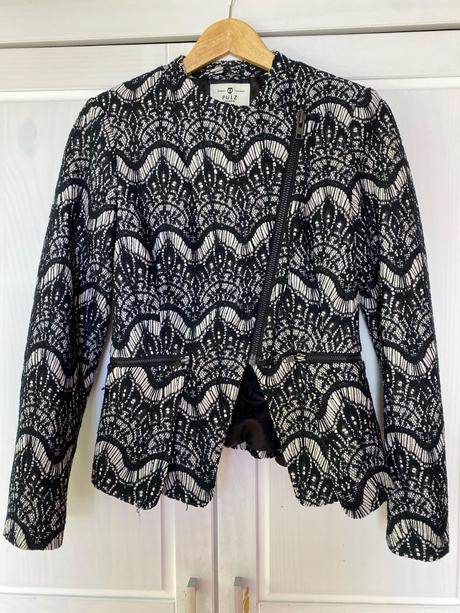 Čiernobiely elegantný kabátik, s