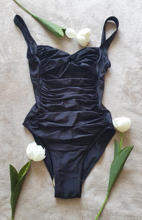 Pekné čierne plavky, 38