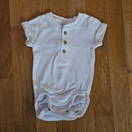 Biele body s drevenými gombíkmi zadarmo, 62