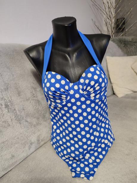 Jednodielne plavky, 42