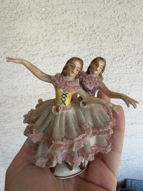 Soska starozitna 2 tanecnice porcelanova sukna,