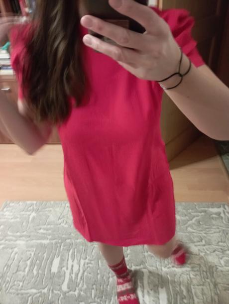 Šaty s zaujimavým rukavom, s