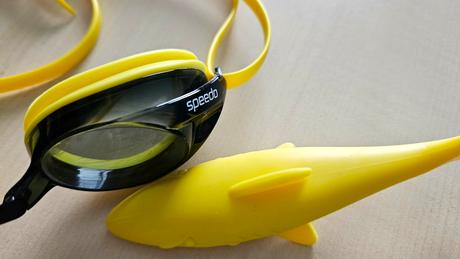Speedo okuliare, štipec na nos a hračka žralok, 