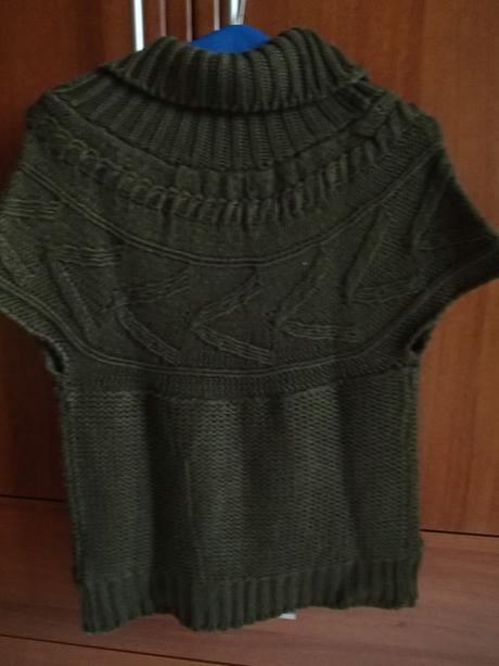 Pletená okrúhla vesta na gombík, takko,s