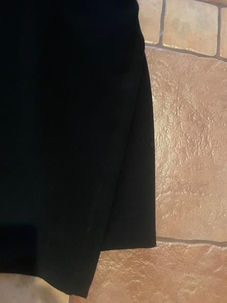 Krasne čierne saty guess, guess,xs