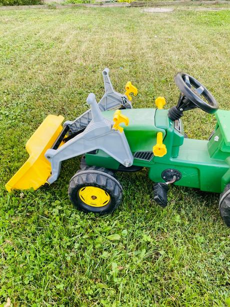 Rolly toys john deere traktor s vlečkou,