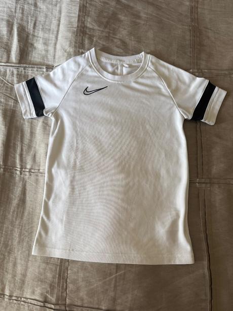 Nike 3 tričká + 1 kraťasy aj na telesnú, 122–134