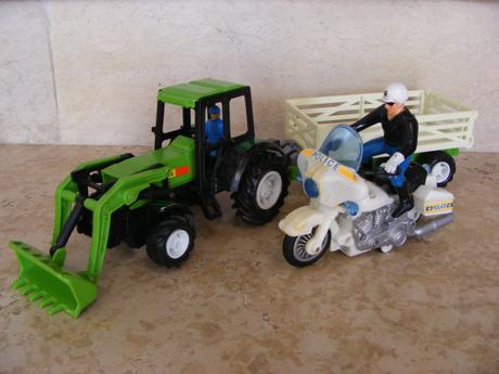 Traktor s prívesom a policajt na motorke, 