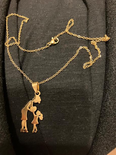 Náhrdelnik, atmosphere