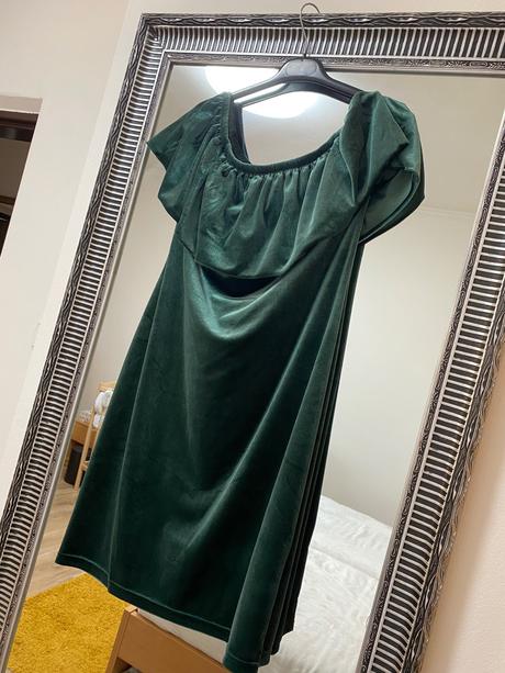 Zamatové šaty s volánom, bonprix,38