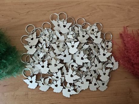 30 x drevená kľúčenka anjelik, 