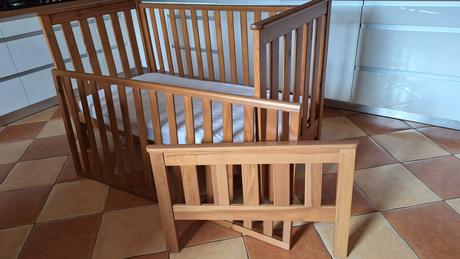 Detská postieľka z masívneho dreva, zachovalá, šírka (cm): 70,dĺžka (cm): 140