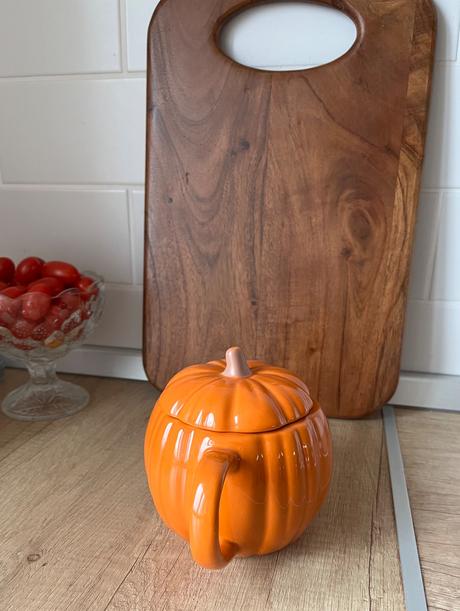 Oranžový tekvicový hrnček s pokrievkou, 
