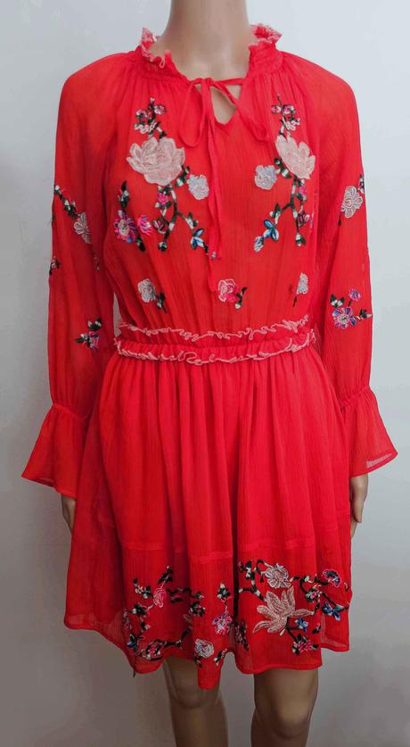 Vyšívané šaty, 38