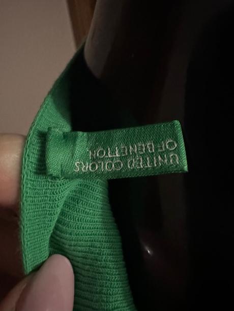 Zelený svetrík s výstrihom do v zn. uc benetton, benetton,m / s