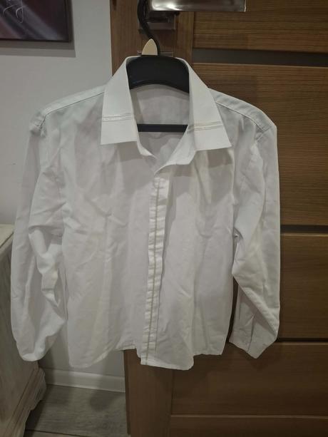 Biela košieľka sedí na 140 velkost, 140