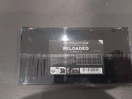 Revolution paletka očných tieňov, 