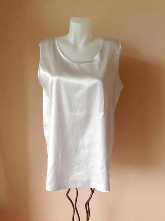 Strieborný satenovy top, 44