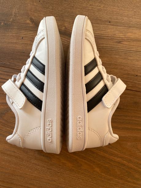 Tenisky adidas, 28