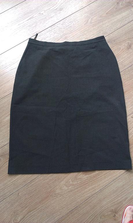 Málo nosená elastická sukňa, 40