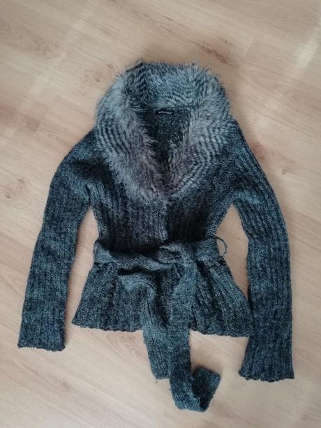 Sveter s kožušinovým golierom, xs