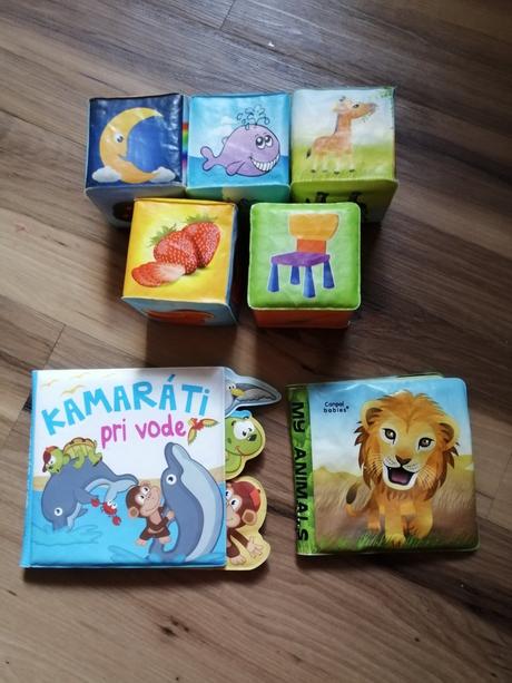 Penové kocky a piskacia knižky, 