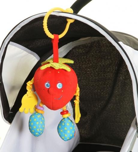 Tiny love závesná hračka jahoda s červíkom,