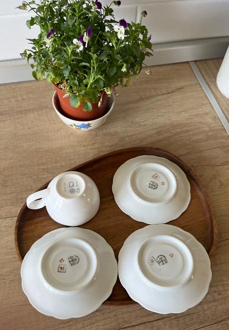 Malá porcelánová šálka a 3 malé tanieriky,