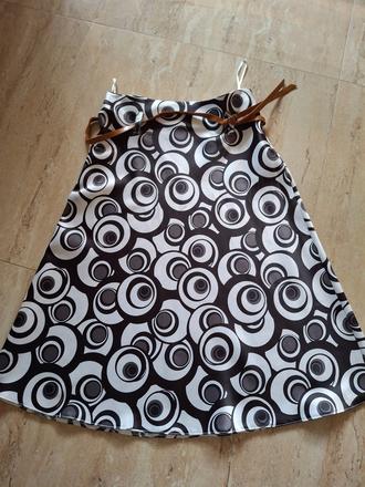 Saténová sukňa, 38