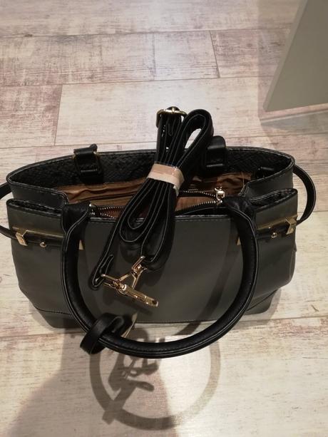 Nová šedá kabelka, 